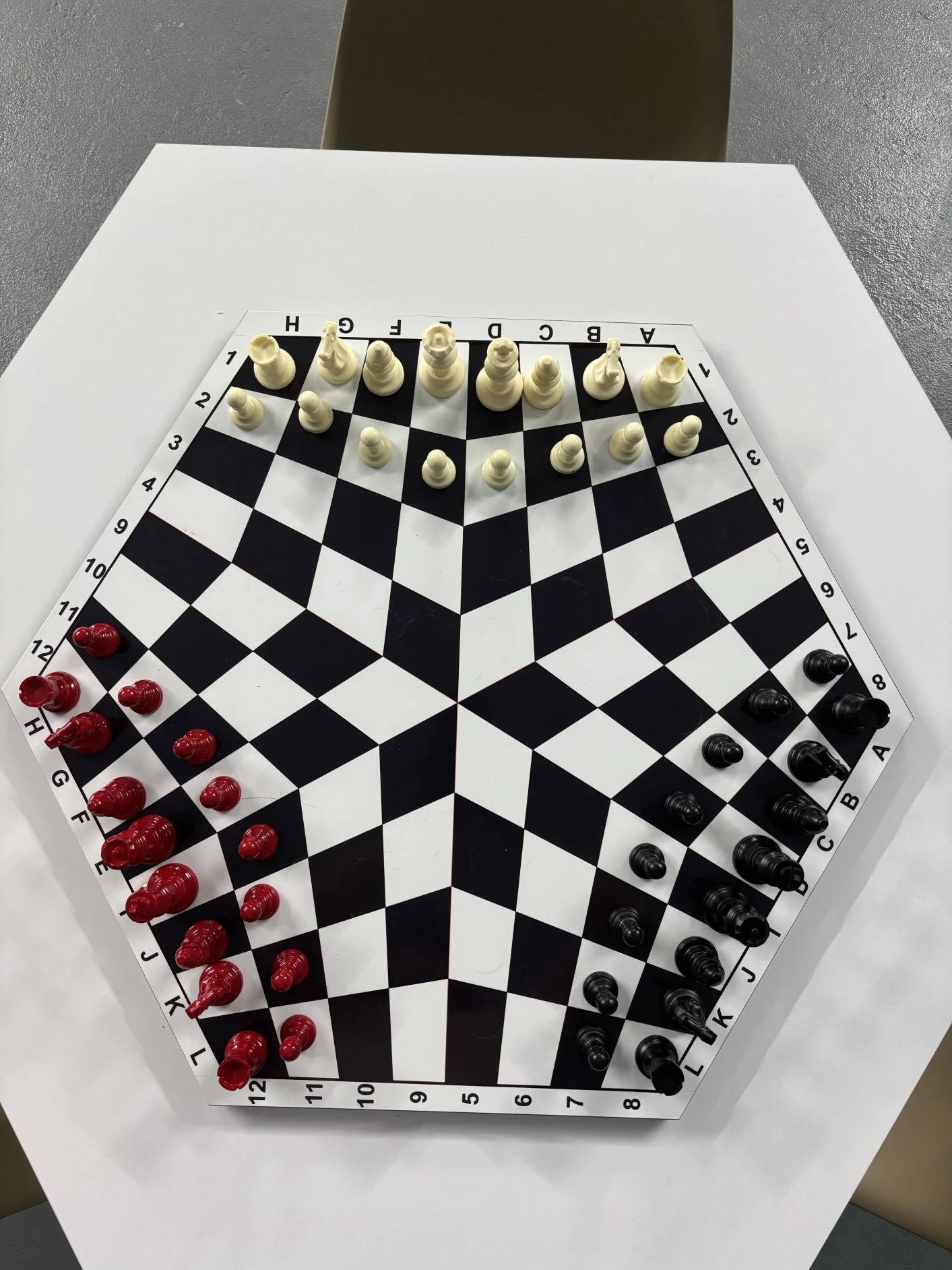 Instalație de șah tridimensional la ELEMENTAR.