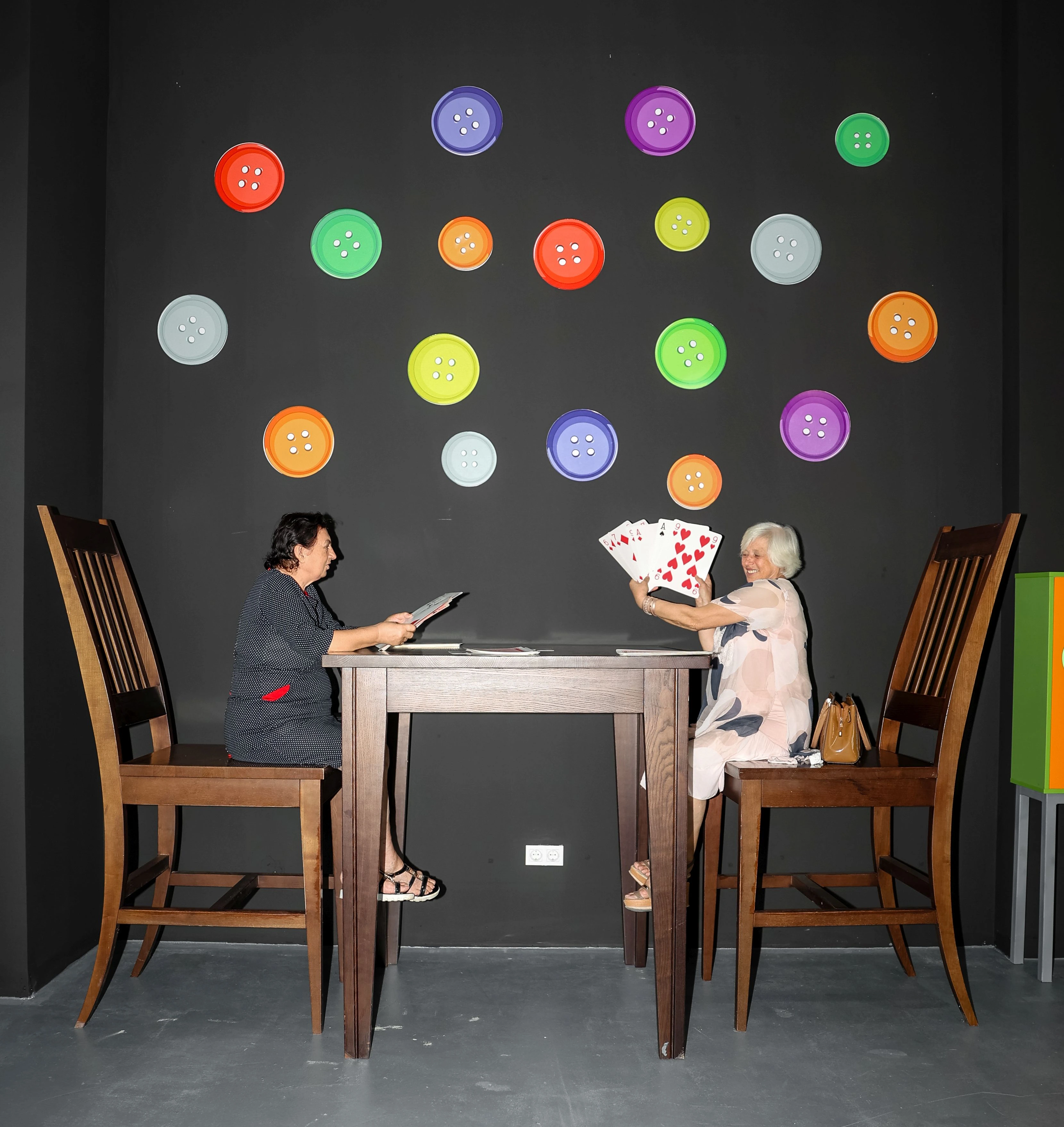 Iluzie optică cu masă și scaune uriașe la ELEMENTAR.