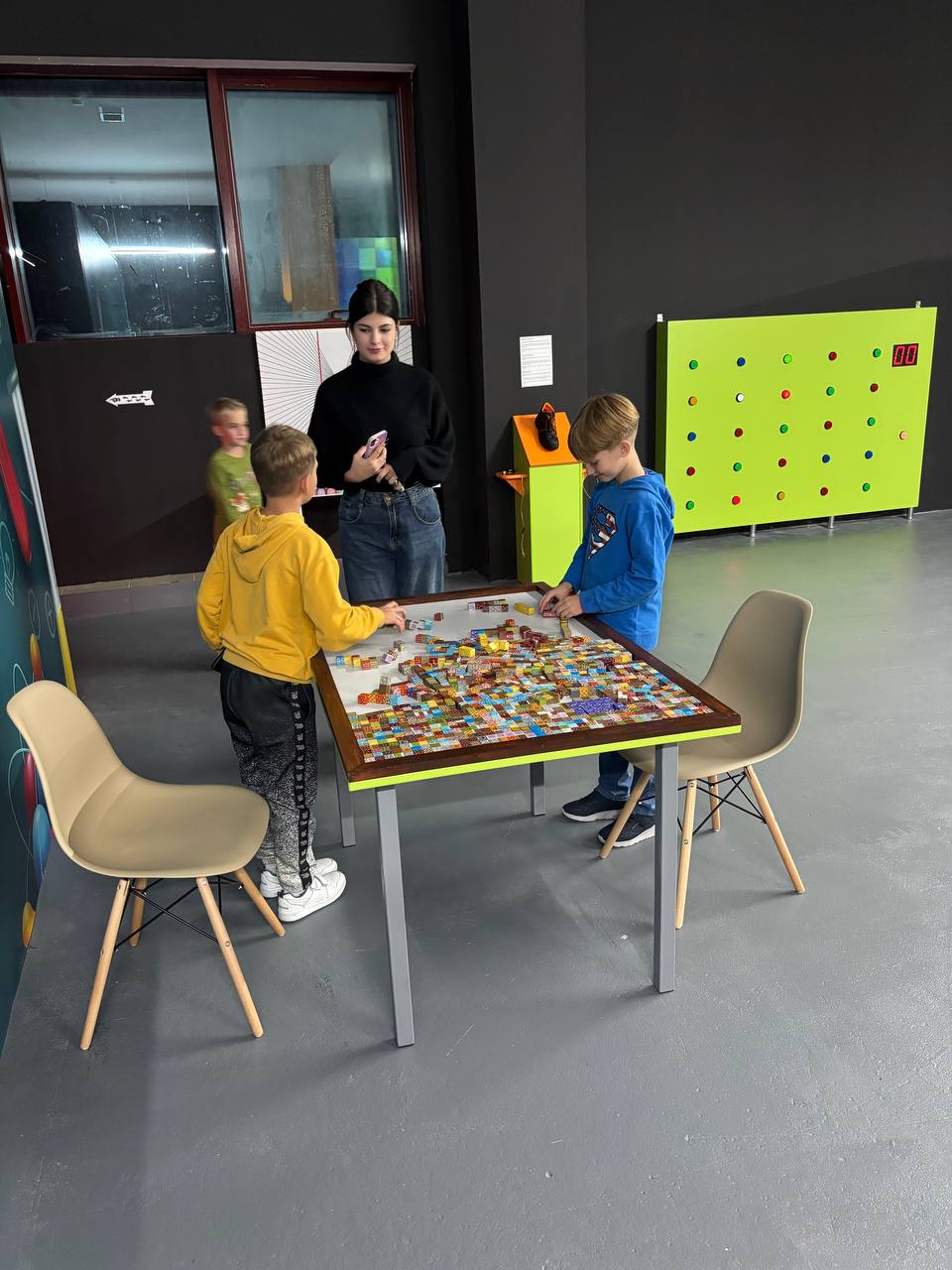 Copii explorând instalațiile interactive.