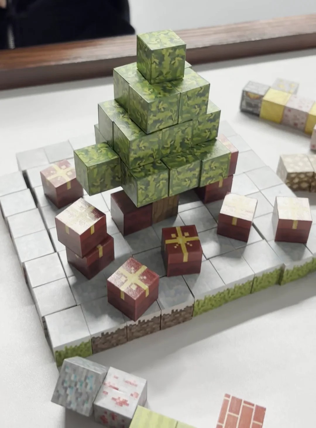 Copii construind cu cuburi.