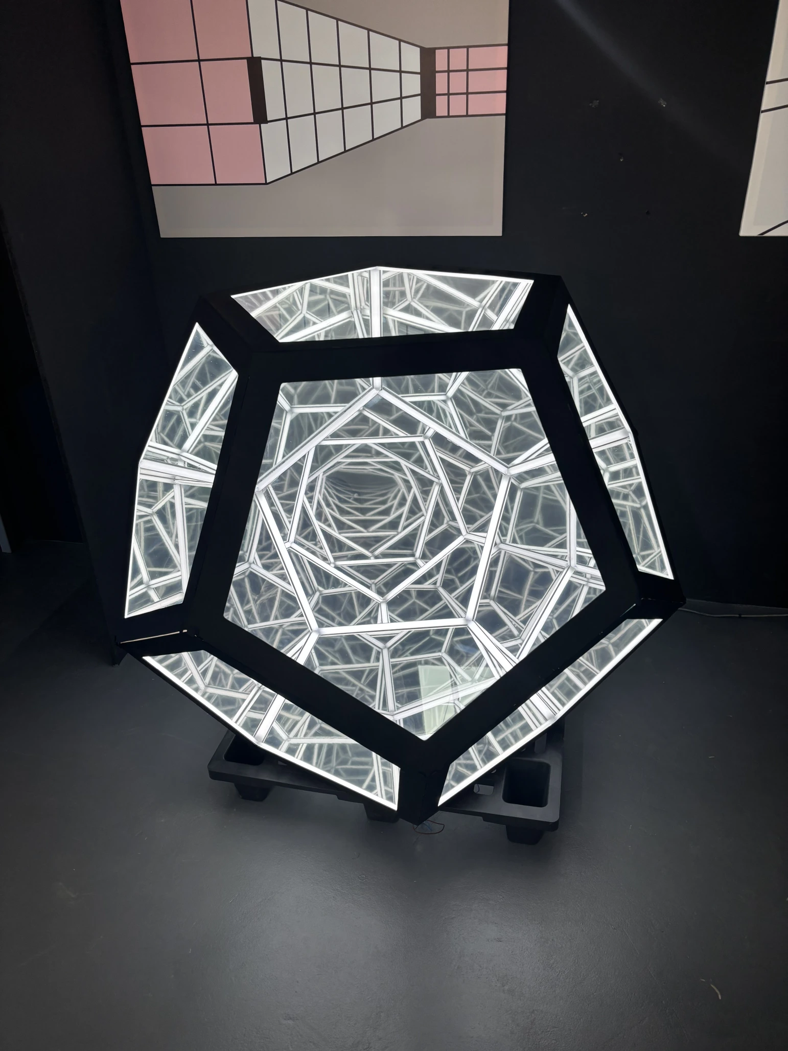 Iluzie optică geometrică de tip pentagon.